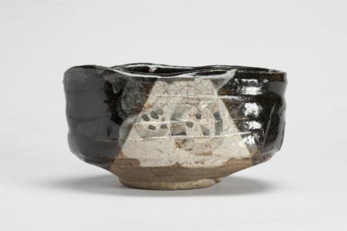 Clog-shaped teabowl with geometric pattern