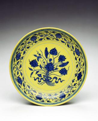 Round plate with design of lotus and water plants