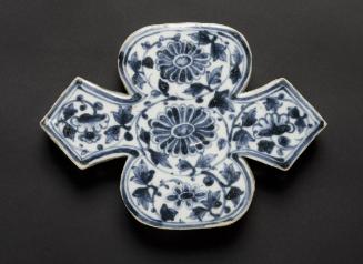 Four-lobed wall tile