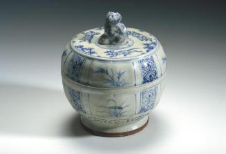 Blue and white lidded box with lion finial from the Hoi An shipwreck