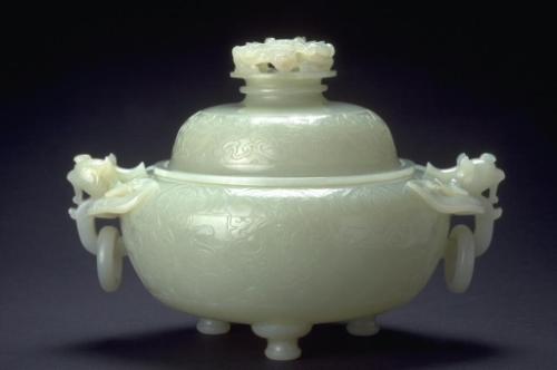 Vessel with a design of dragons and phoenixes