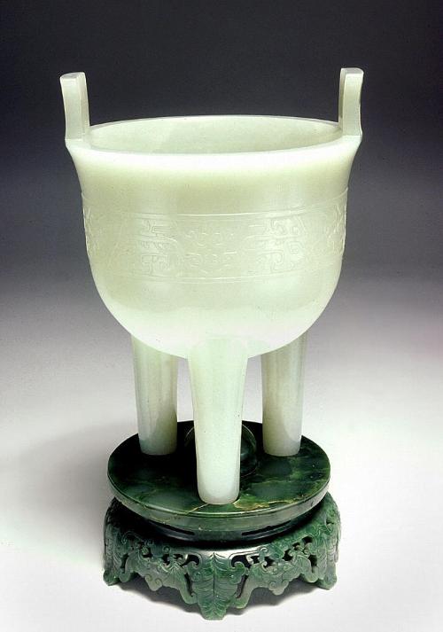 Openwork pedestal for tripod vessel