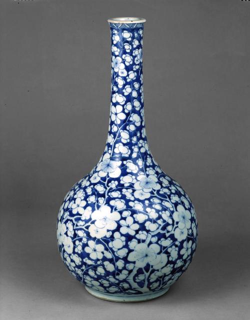 Bottle vase with design of plum flowers