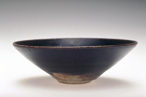Bowl with reflections of plum branches under the half-moon