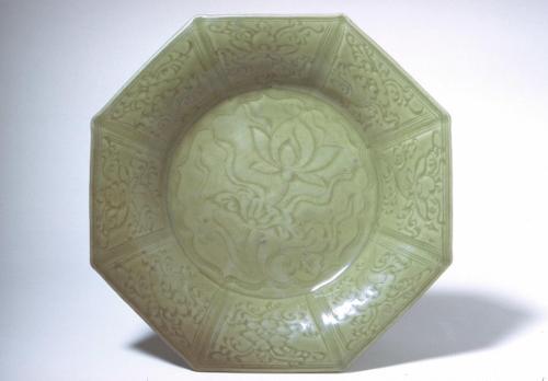 Octagonal plate with panels of floral sprays