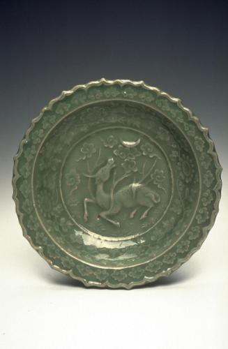 Plate with sixteen-foliate panels