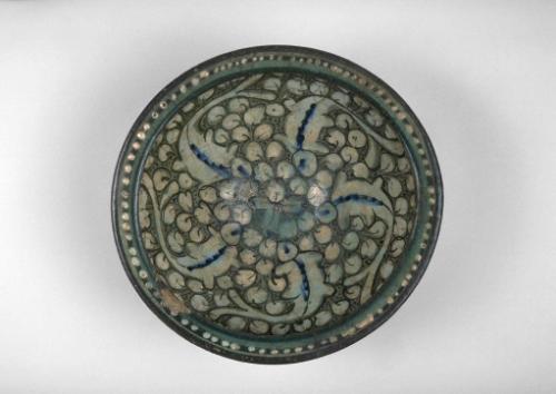 Bowl with fish and floral ornament