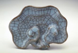 Ink palette in the shape of a fungus 
