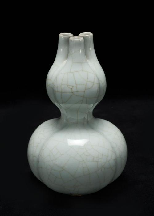 Twin-bodied double-gourd vase, one of a pair