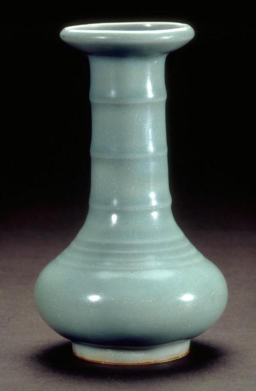 Vase with dish-shaped mouth