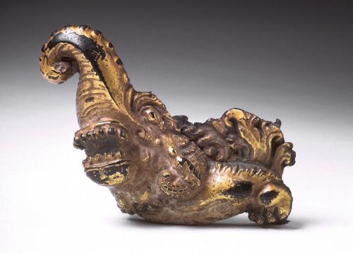 Girdle hook in the form of the head of a mythical creature