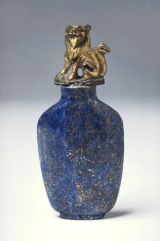 Snuff bottle with stopper in the shape of a lion