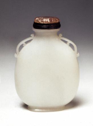 Snuff bottle with decoration on the shoulder