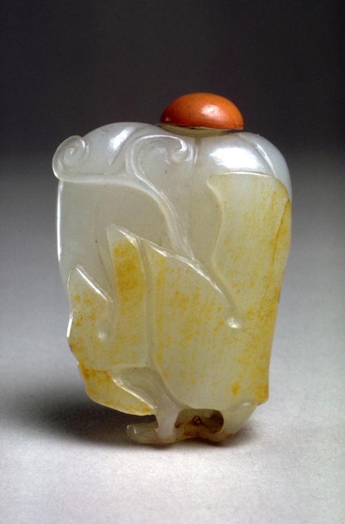 Snuff bottle in the shape of a melon with a butterfly