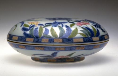 Covered box with flower motifs