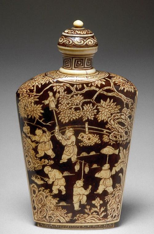 Snuff bottle with a scene of boys at play