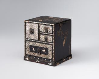 Cosmetic box with grapevine motif