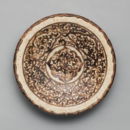 Dish with pattern of foliage in lobed medallions