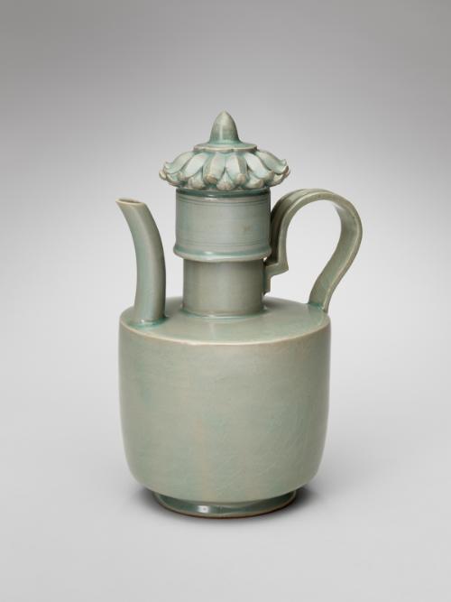 Ewer with lotus-shaped lid