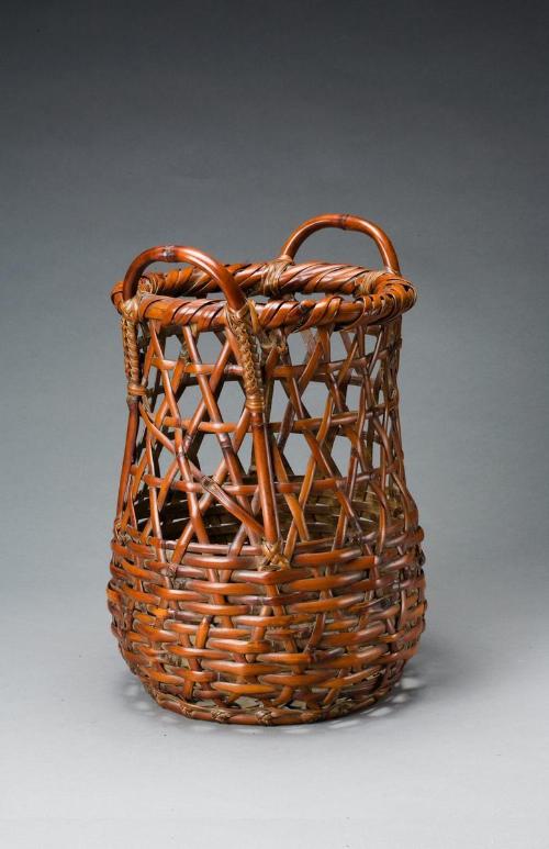 Flower basket of dwarf bamboo with lugs
