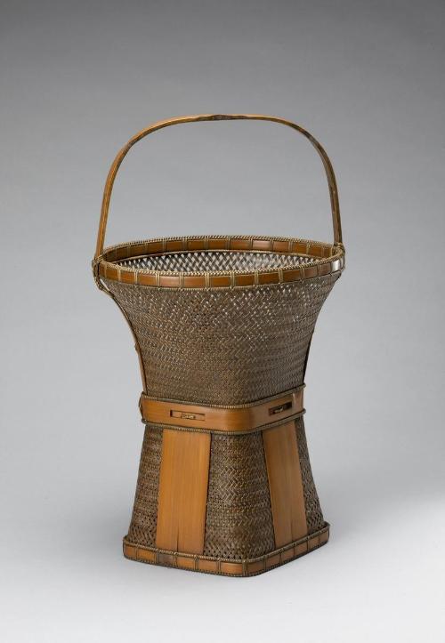 Flaring flower basket with handle