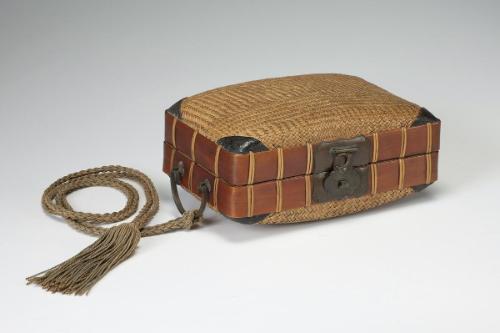 Suitcase-shaped lunchbox container | bento-bako
