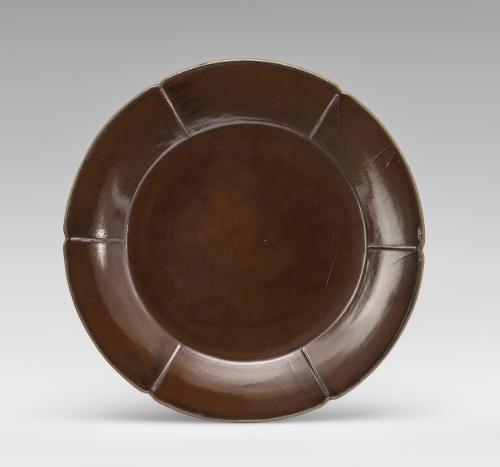 Lobed dish with metal rim