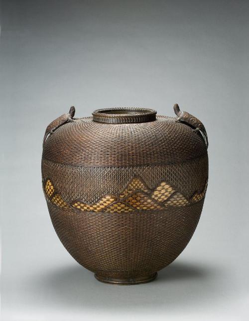 Jar-shaped flower basket with turtle decoration
