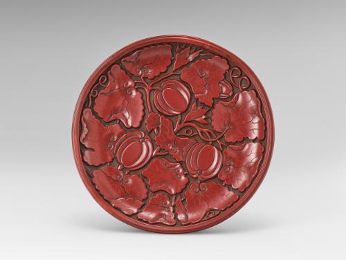 Round plate with melon scrolls