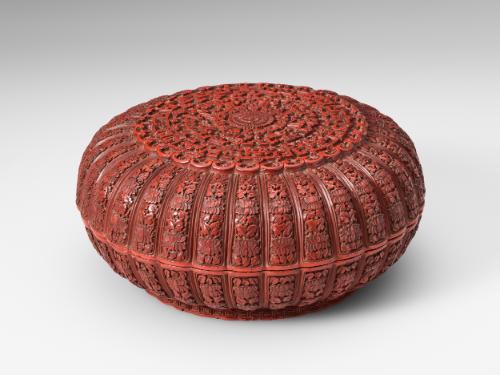 Round covered box, one of a pair (pair with B60M307)