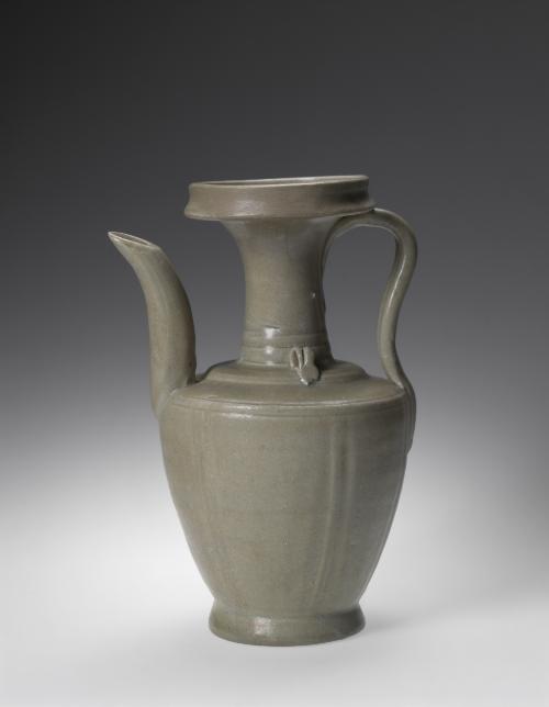 Ewer with dish-shaped mouth