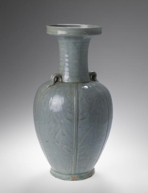 Vase with a dish‑shaped mouth and design of lotus sprays