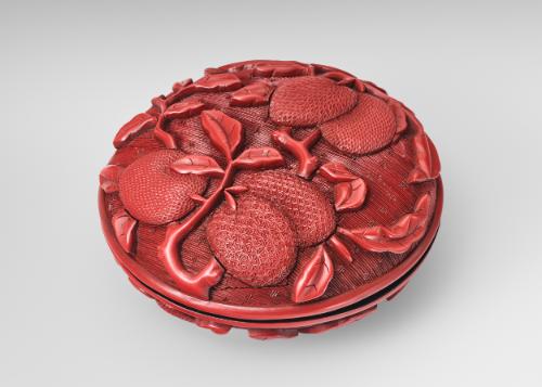 Lidded box with design of lychee fruit